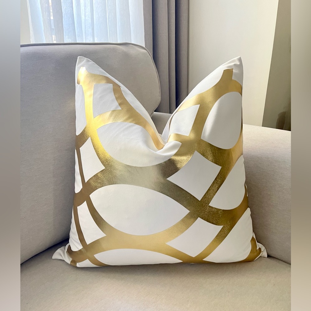 TwoLuxury white and gold foil pillow Size 22x22 in - Picture 8 of 13